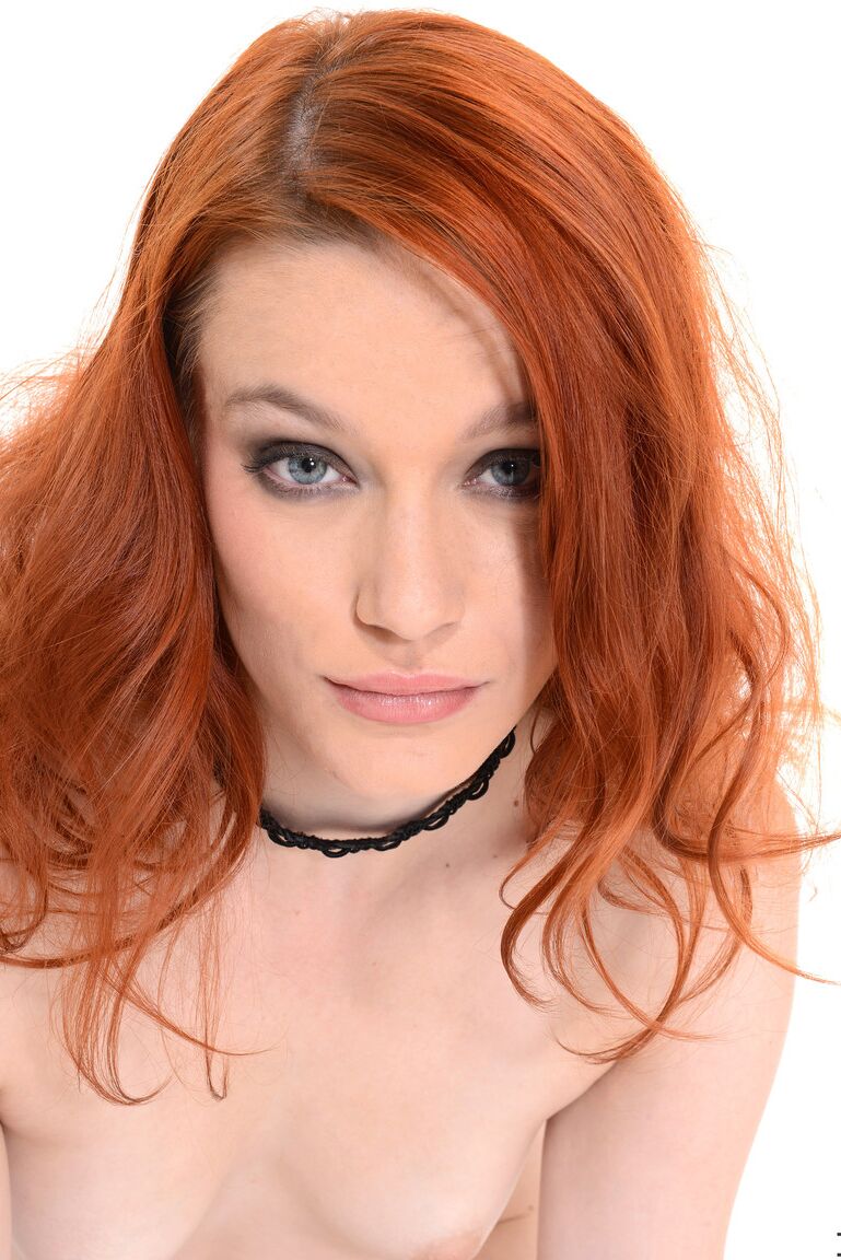 15P A ruiva pálida Amber Cute fica totalmente nua de uma maneira tentadora