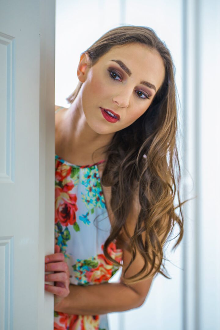 16P A garota Leggy Andi Rose seduz seu meio-irmão antes de foderem na cama
