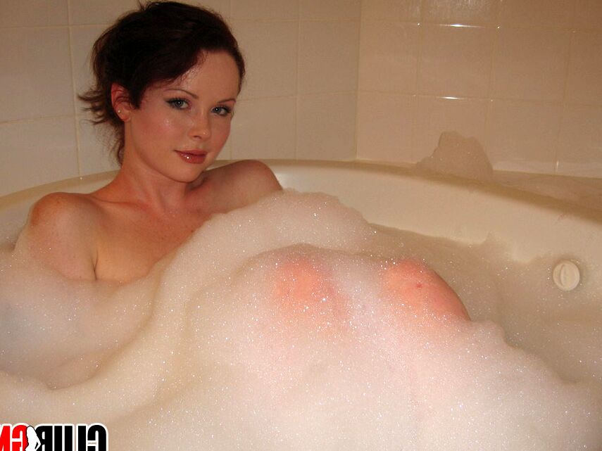 12P Club GND Cute Lana relaxes in a bubble bath