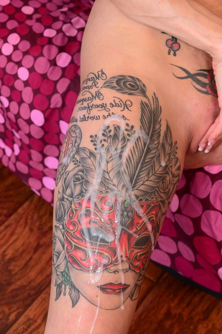 Das 17-jährige Punk-Girl Anna Bell Peaks nimmt tiefe Kehlen, lässt sich ficken und spritzt auf ihr Tattoo