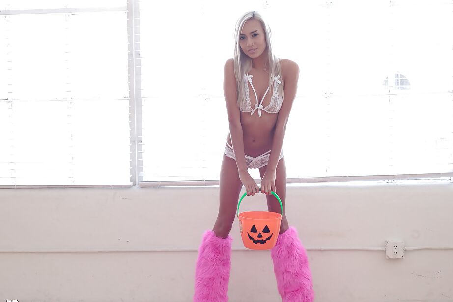 16P La rubia Janice Griffith se quita la ropa interior para hacer alarde de su coño recortado