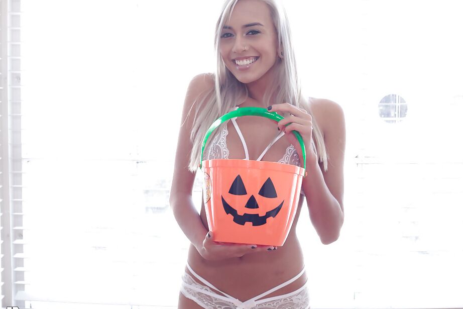 16P La rubia Janice Griffith se quita la ropa interior para hacer alarde de su coño recortado
