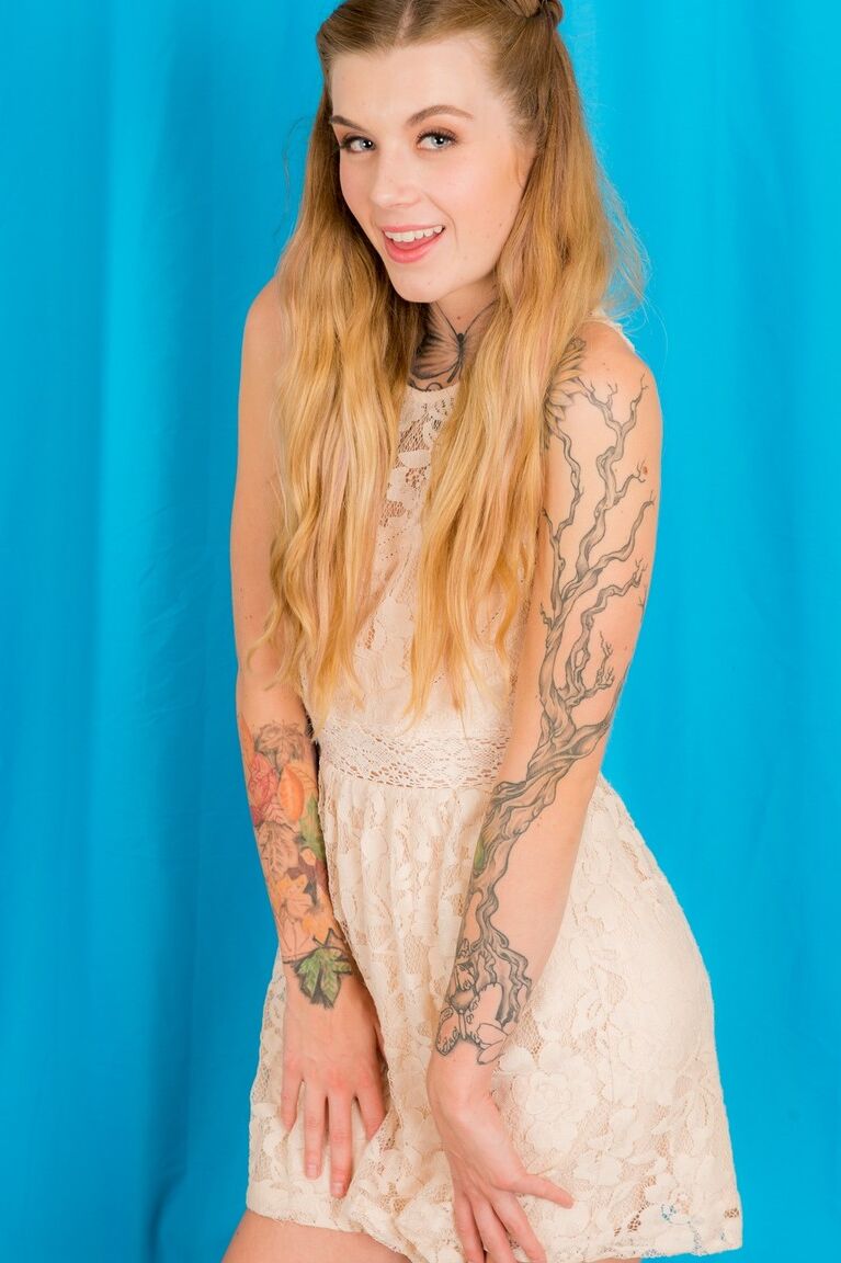 15P La magnifique salope tatouée Adriana Angel adore tout simplement écarter sa chatte