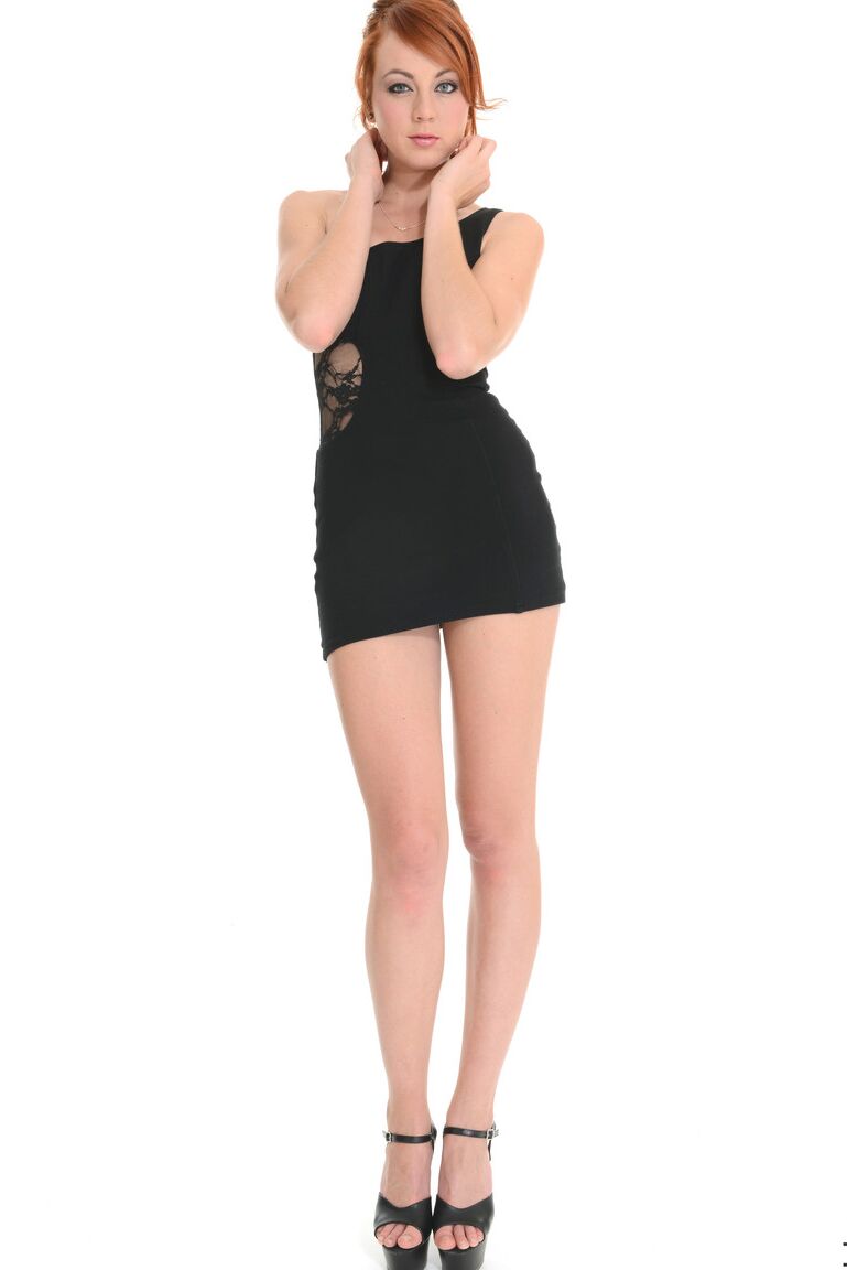 15P La rousse sexy Elen Moore montre ses longues jambes tout en enlevant sa robe noire.