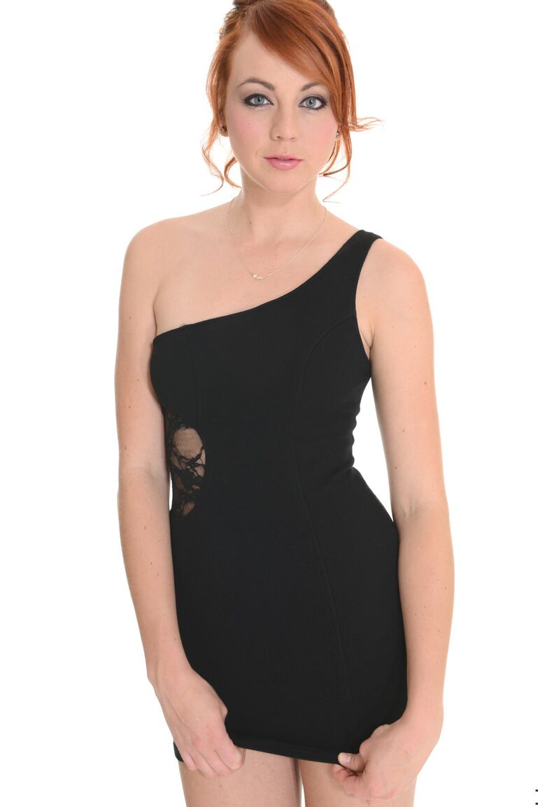15P La rousse sexy Elen Moore montre ses longues jambes tout en enlevant sa robe noire.
