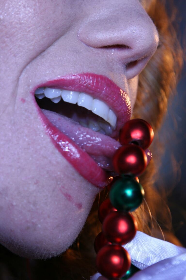 21P Redhead Heather Carolin bietet uns ihren mageren Arsch an