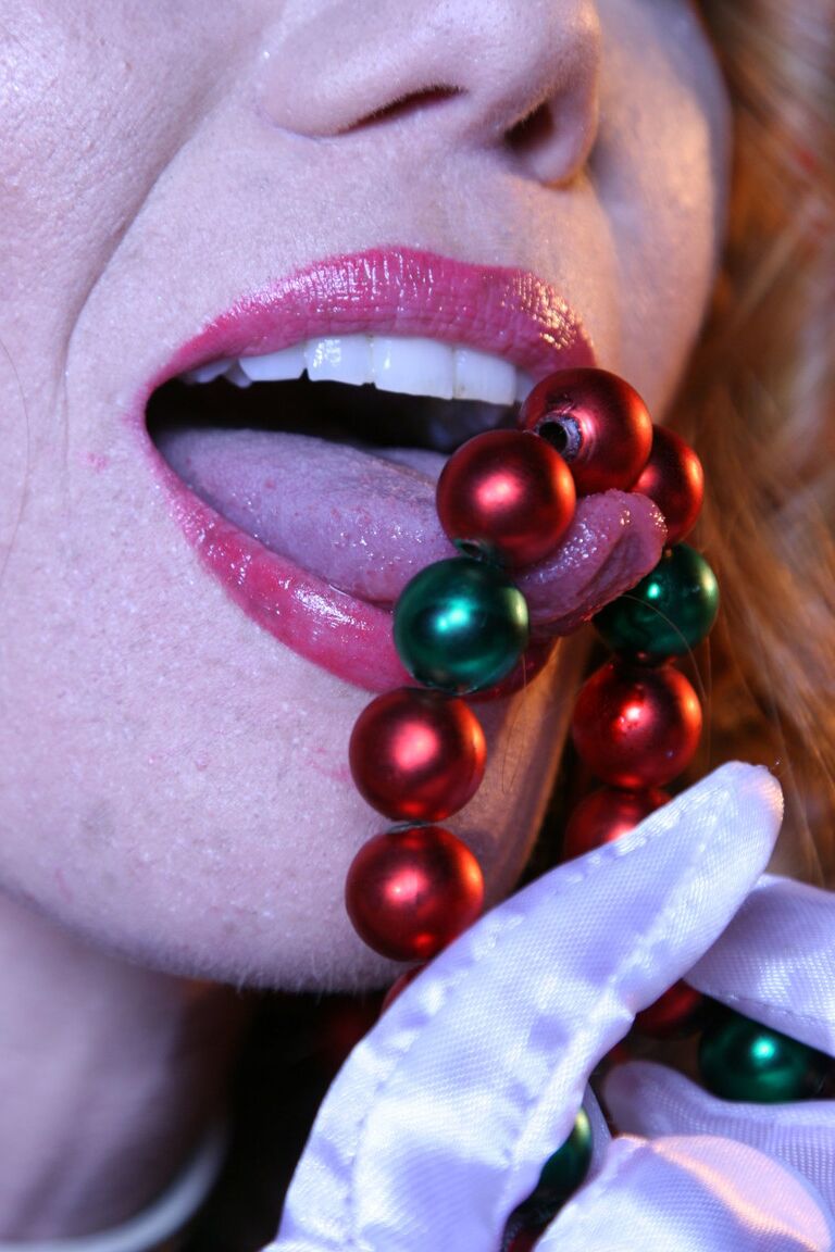 21P Redhead Heather Carolin bietet uns ihren mageren Arsch an