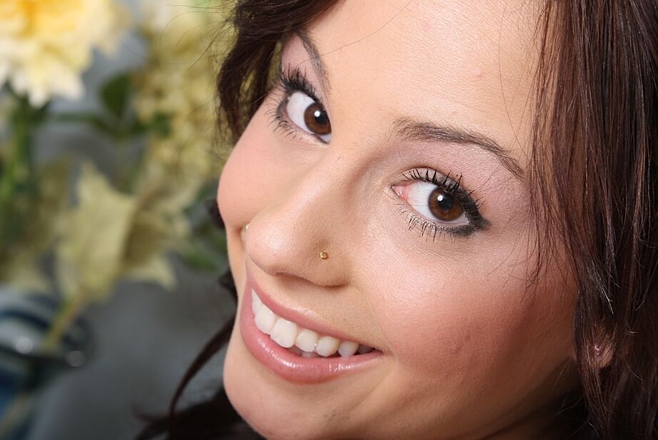 16P Amateur Teen Babe Mindy denkt, dass sie eine hübsche, schlanke Schlampe ist