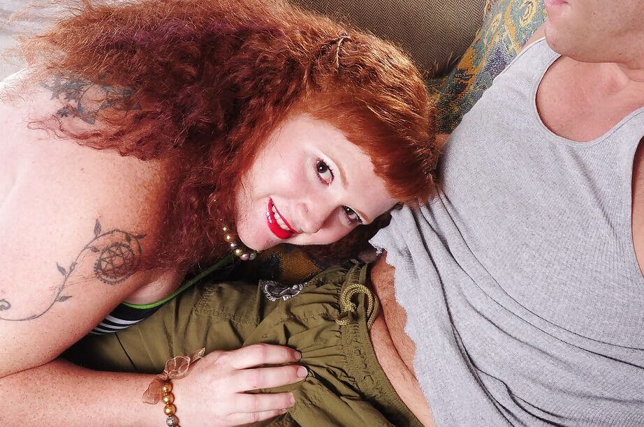 16P La magnifique rousse Scarlett a la bouche baisée et le visage couvert de sperme