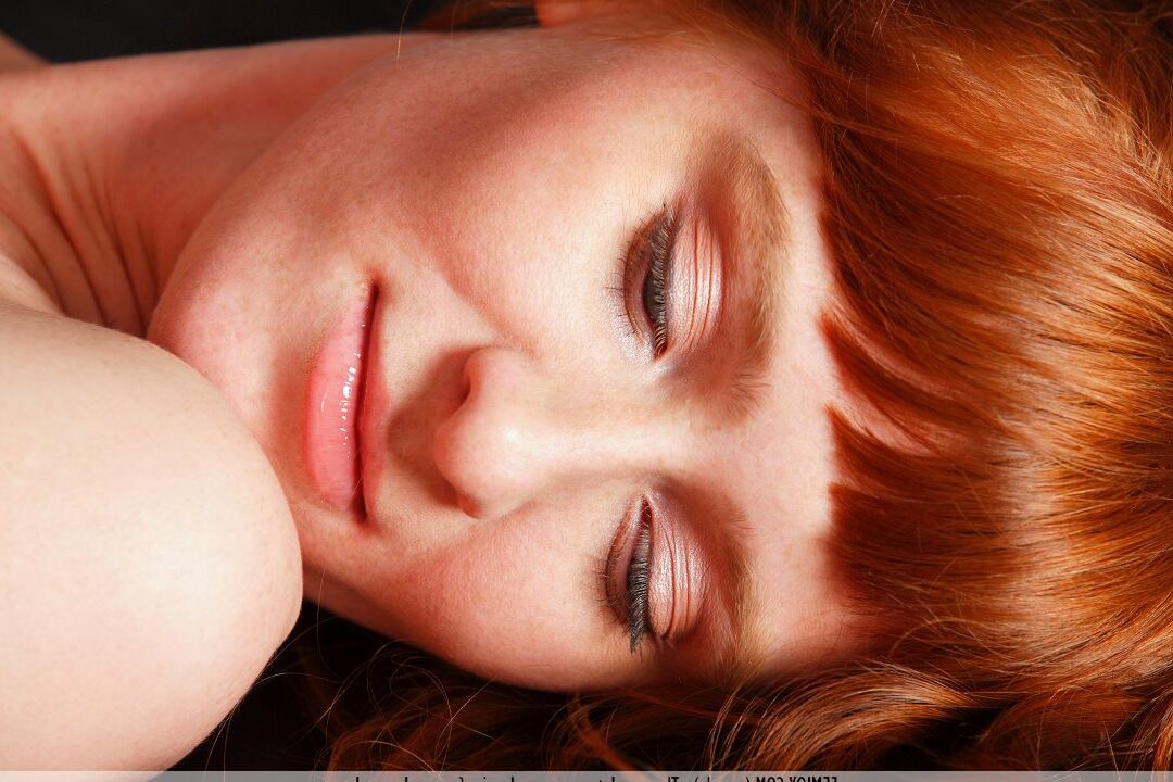 16P Ossana, la rousse naturelle, met l'accent sur sa chatte rousse après s'être déshabillée