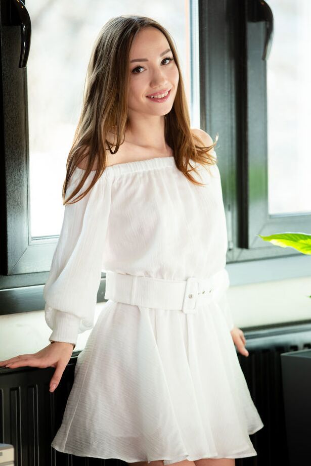 18P A doce adolescente Kate Quinn tira um lindo vestido branco para posar nua em uma mesa de vidro