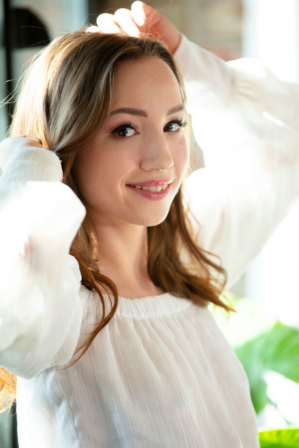 18P A doce adolescente Kate Quinn tira um lindo vestido branco para posar nua em uma mesa de vidro