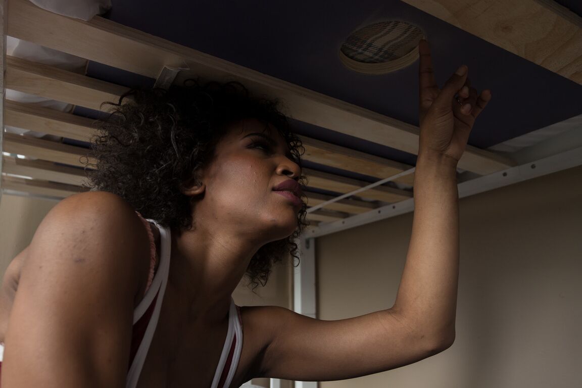 21P La dulce negra de pelo rizado Demi Sutra es embestida en su dormitorio