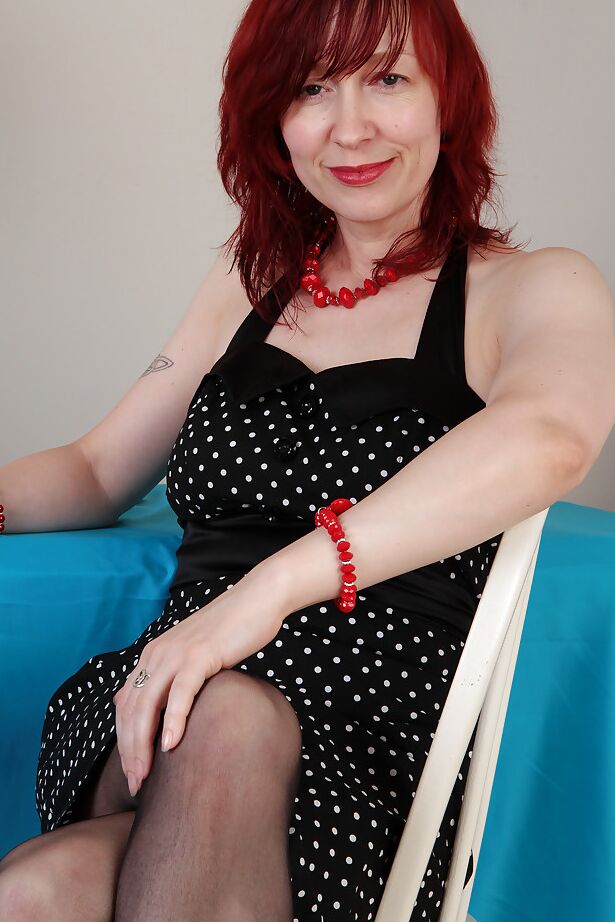 16P Mature Scarlet Rose decided to undress and pose naked on the cam