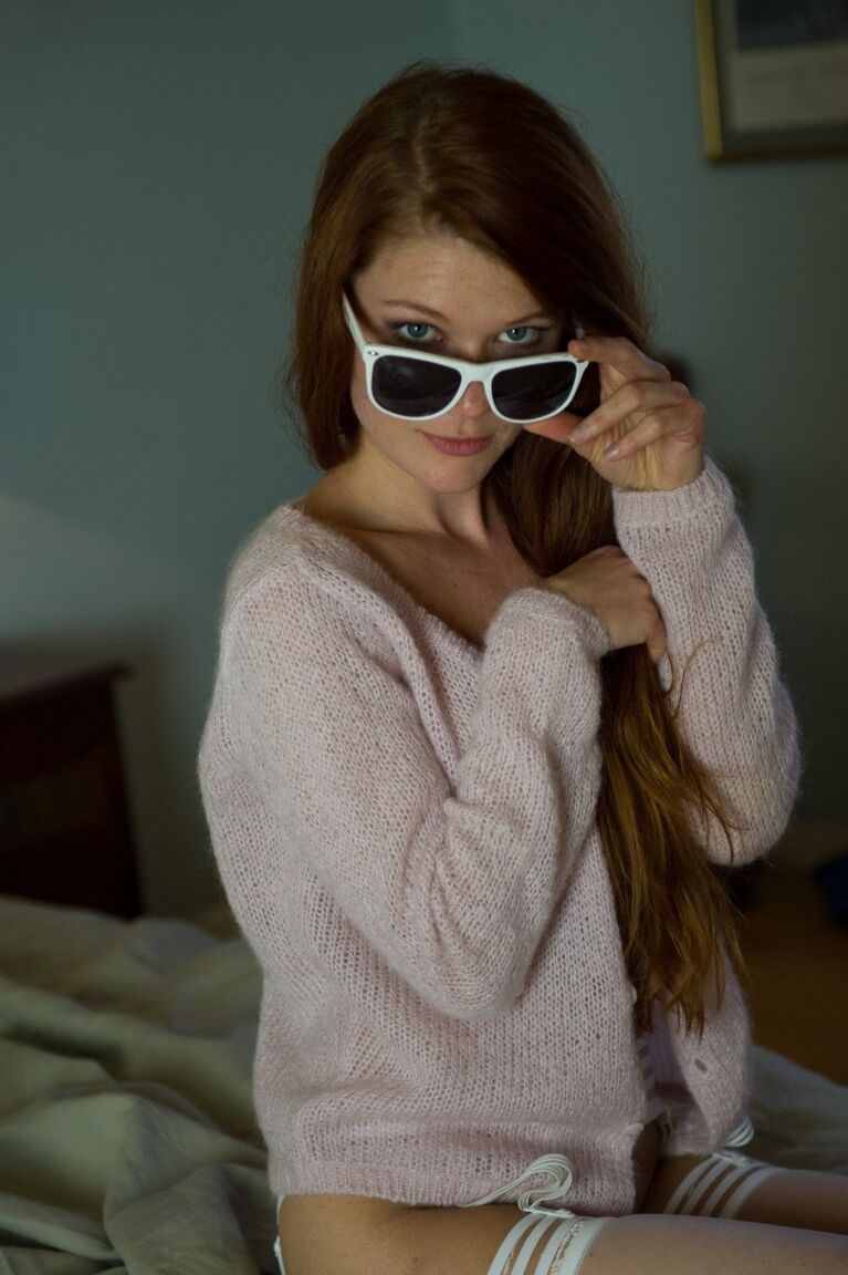 Le mannequin 12P Glamour Mia Sollis relève ses lunettes de soleil avant de dévoiler ses seins en bas.