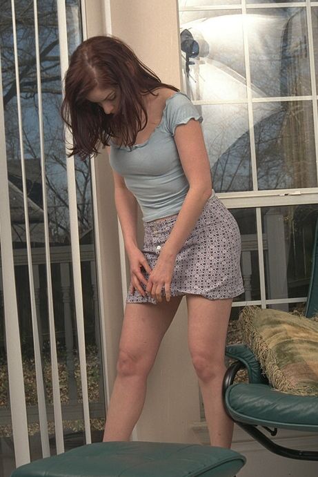 16P Une brune mignonne et nue montre son cul et ses seins