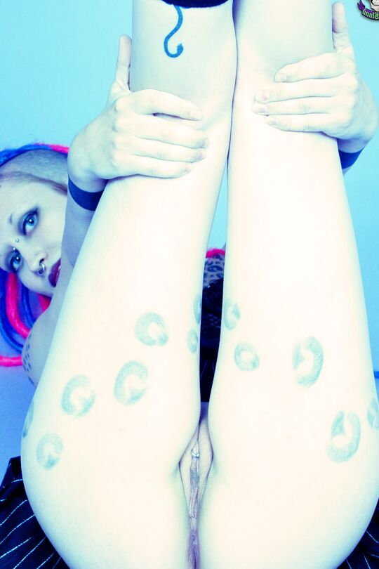 15P Chica punk gótica tatuada con falda de colegiala
