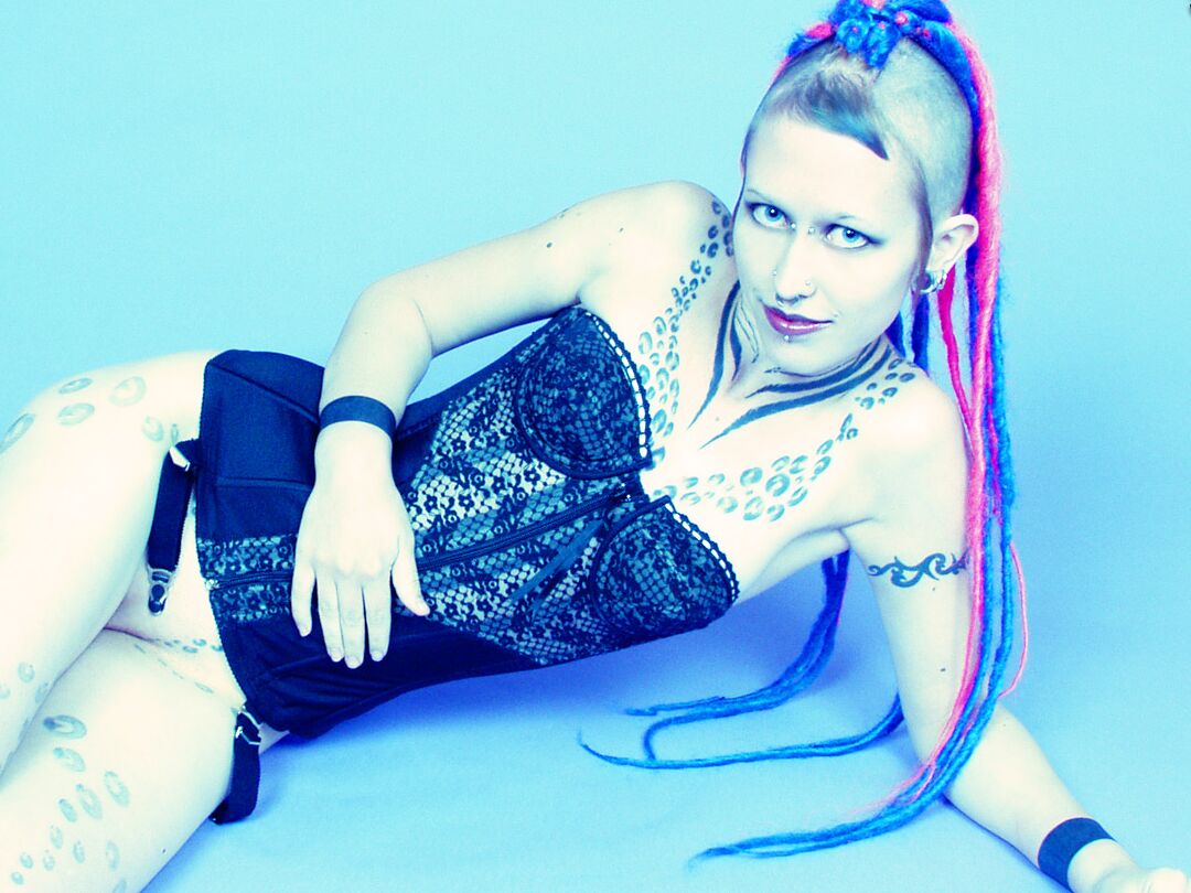 15P Chica punk gótica tatuada con falda de colegiala