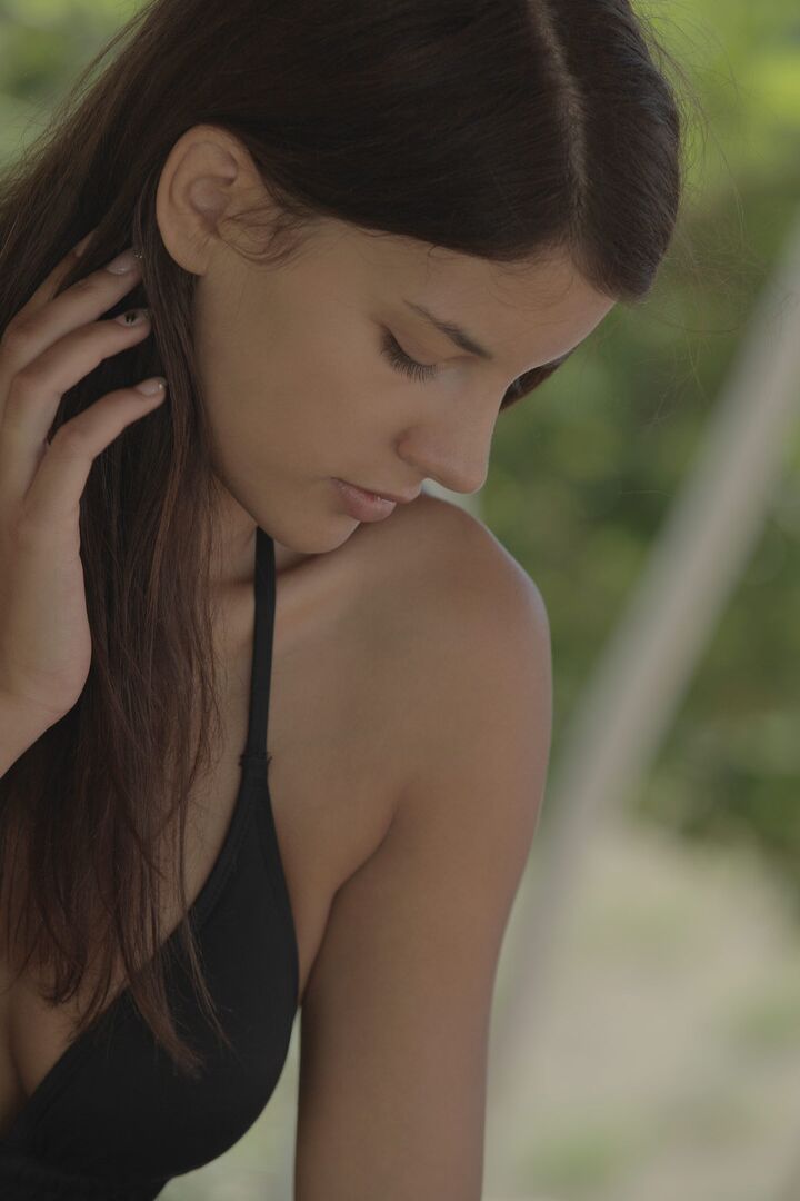 16P La hermosa novia Kaylee besa a su novio y le chupan los pezones afuera
