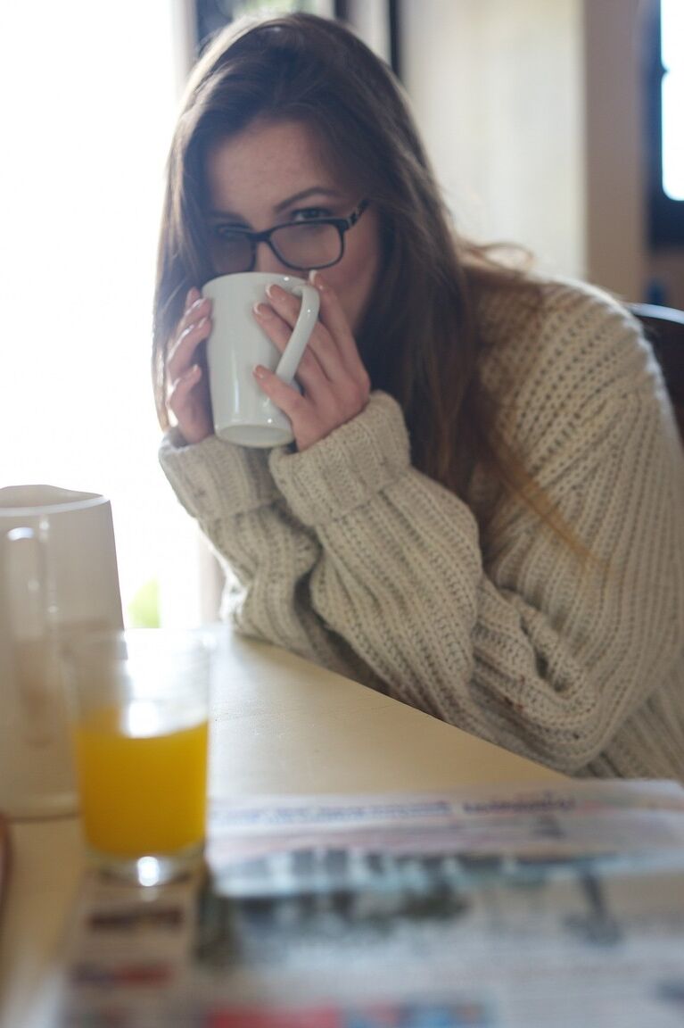 12P A modelo britânica Scarlot Rose mostra os seios de óculos no café da manhã