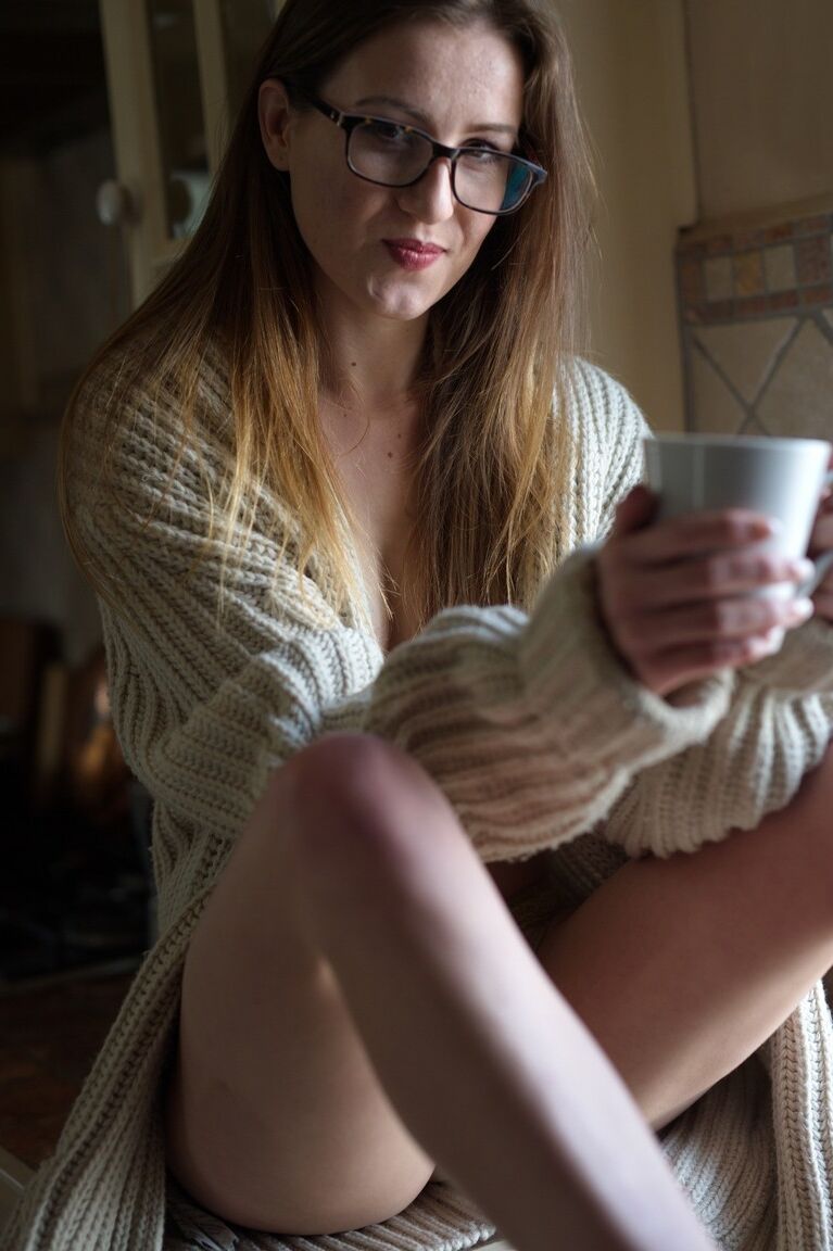 12P A modelo britânica Scarlot Rose mostra os seios de óculos no café da manhã