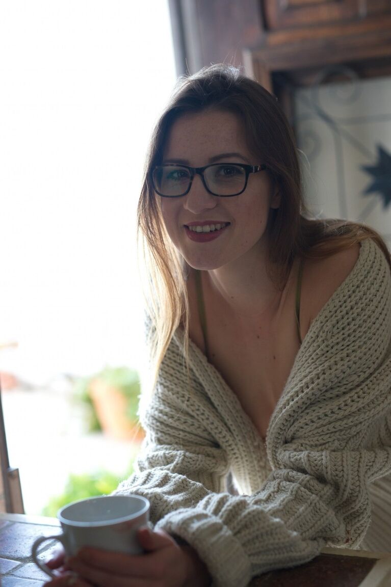 12P A modelo britânica Scarlot Rose mostra os seios de óculos no café da manhã