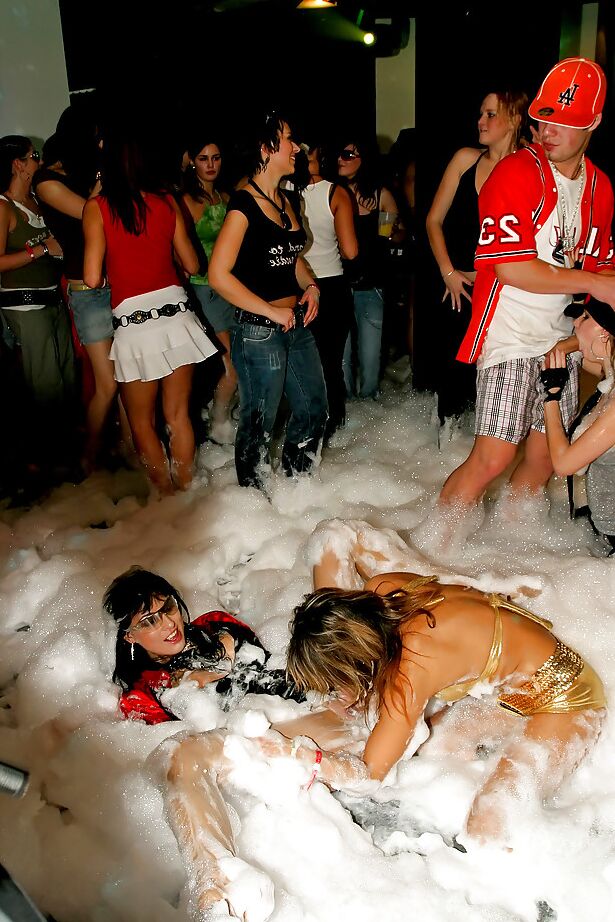16P Chicas cachondas se meten en una orgía salvaje en una fiesta de sexo duro con espuma