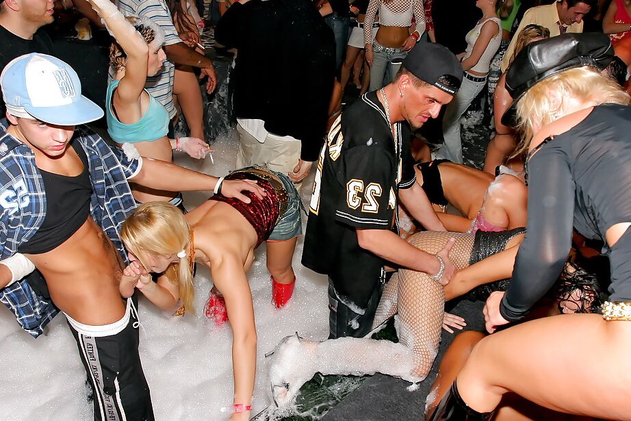 16P Chicas cachondas se meten en una orgía salvaje en una fiesta de sexo duro con espuma