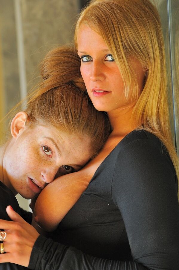 16P Heiße Blondine und sommersprossiges rothaariges Mädchen lecken ihre Orgasmus-Muschis