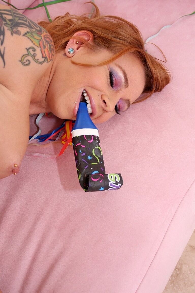 21P La princesa de la fiesta Scarlett Pain juega con su coño afeitado y cachondo con una botella de champán