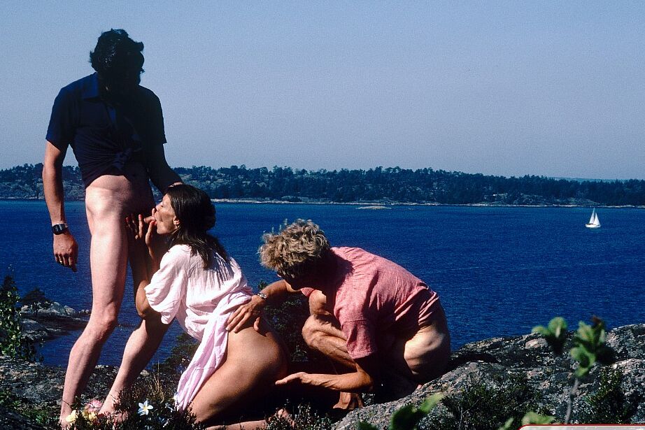 13P Sexy Retro-Schönheiten reiten und geben dabei einen Blowjob beim Vintage-Gruppensex im Freien