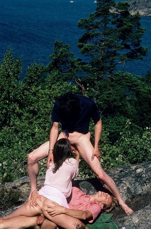 13P Sexy Retro-Schönheiten reiten und geben dabei einen Blowjob beim Vintage-Gruppensex im Freien