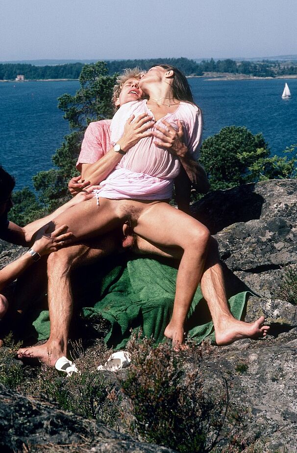 13P Sexy Retro-Schönheiten reiten und geben dabei einen Blowjob beim Vintage-Gruppensex im Freien