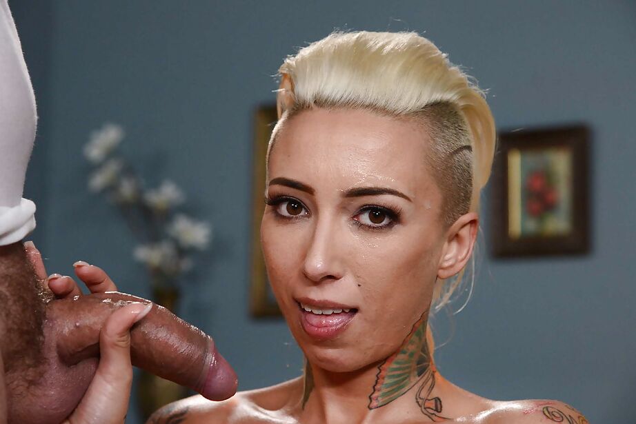 12P A pornstar loira Bella Bellz recebe anilingus antes de foder a bunda