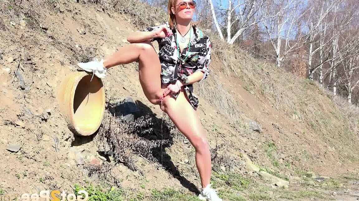 15P Chrissy Fox relieves her pee desperation outside
