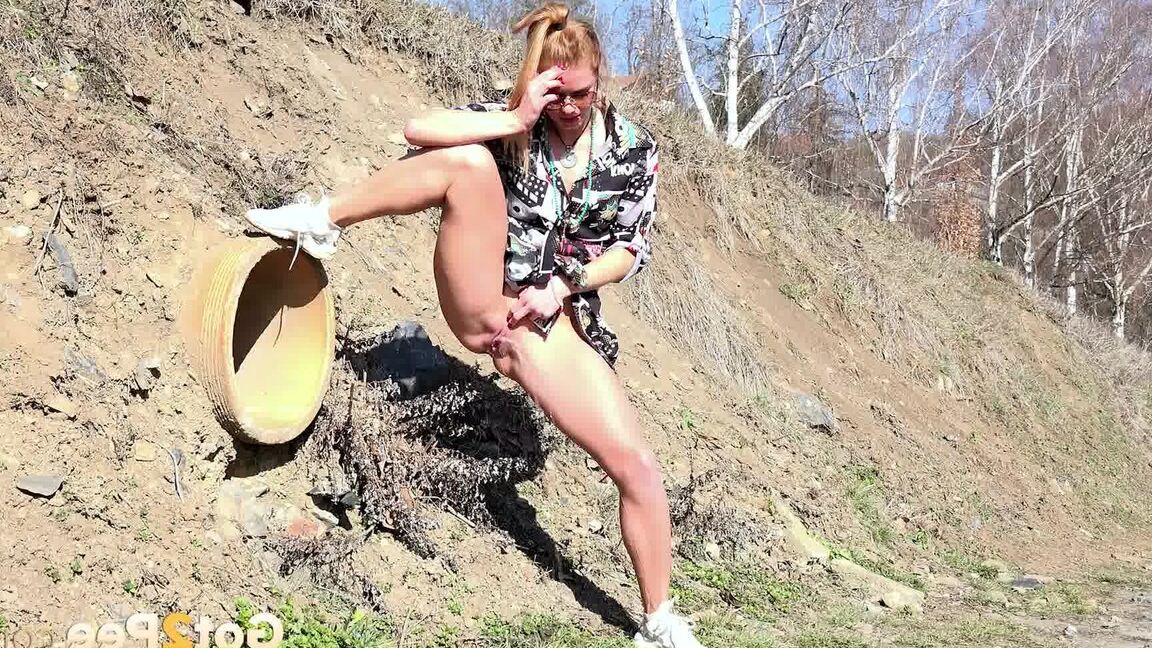 15P Chrissy Fox relieves her pee desperation outside