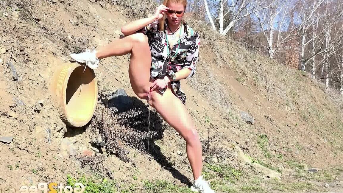 15P Chrissy Fox relieves her pee desperation outside