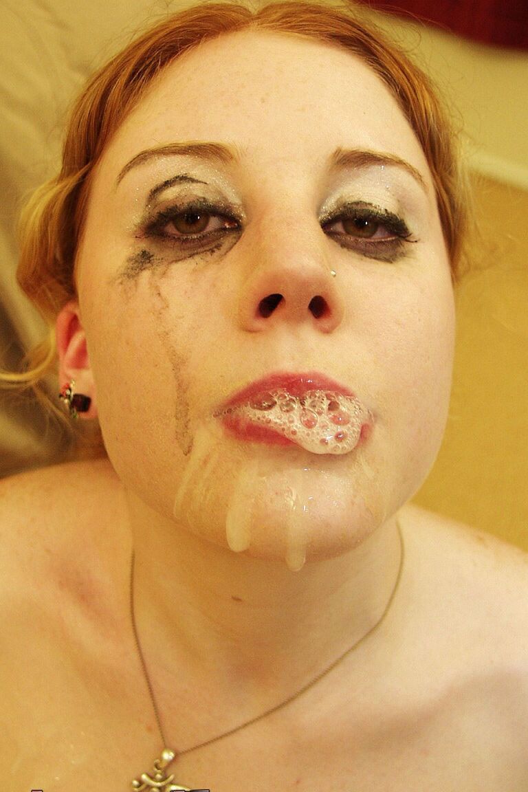 21P Sacanagem MILF Cherry Poppens come muita porra depois de exibir seu corpo nu