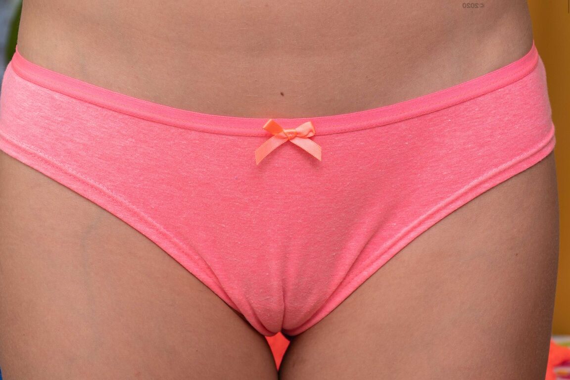21P 巨乳ブルネットのステラ C が足をくすぐっておもちゃでオナニー