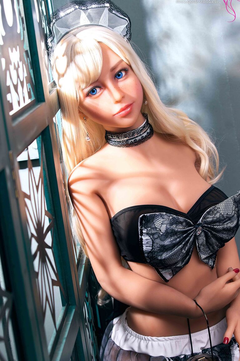 21P Boneca sexual loira Miki posa nua antes de vestir seu uniforme sexy de empregada