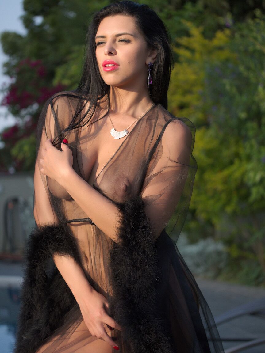 16P A bimbo russa de seios grandes Kira Queen posando em sua lingerie transparente ao ar livre