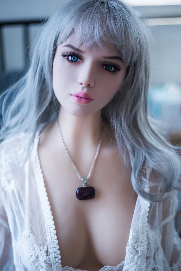 21P Boneca sexual loira platinada Jayma posando em sua lingerie erótica rendada branca