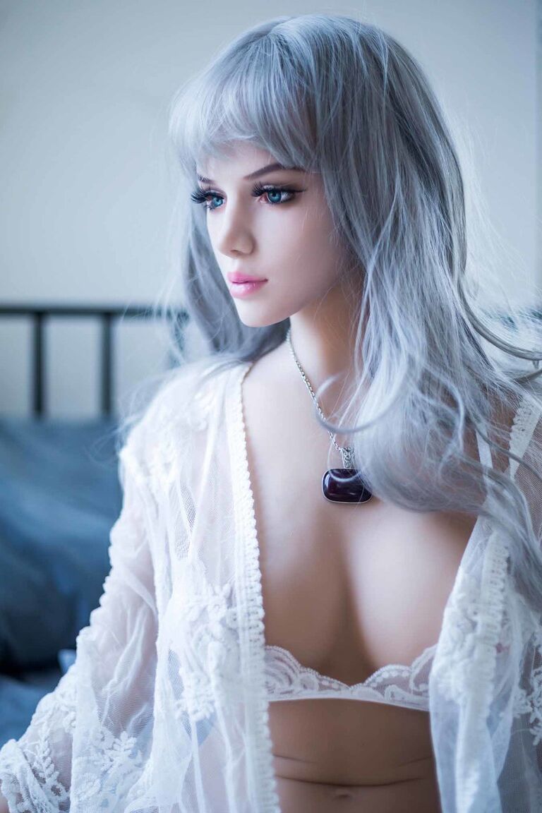 21P Boneca sexual loira platinada Jayma posando em sua lingerie erótica rendada branca