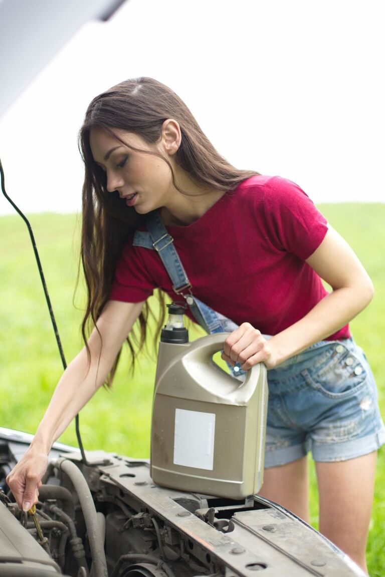 21P L'adolescente maigre Arwen Gold baise un randonneur alors qu'il l'aide avec une voiture cassée