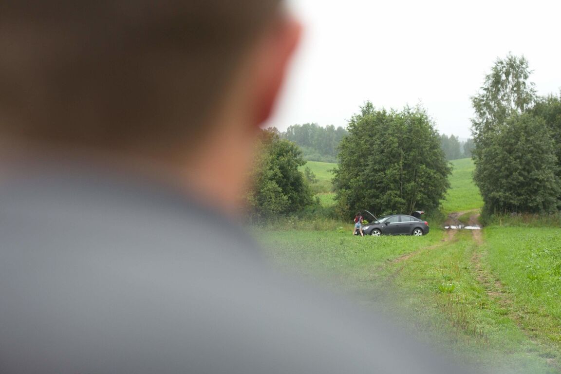 21P L'adolescente maigre Arwen Gold baise un randonneur alors qu'il l'aide avec une voiture cassée