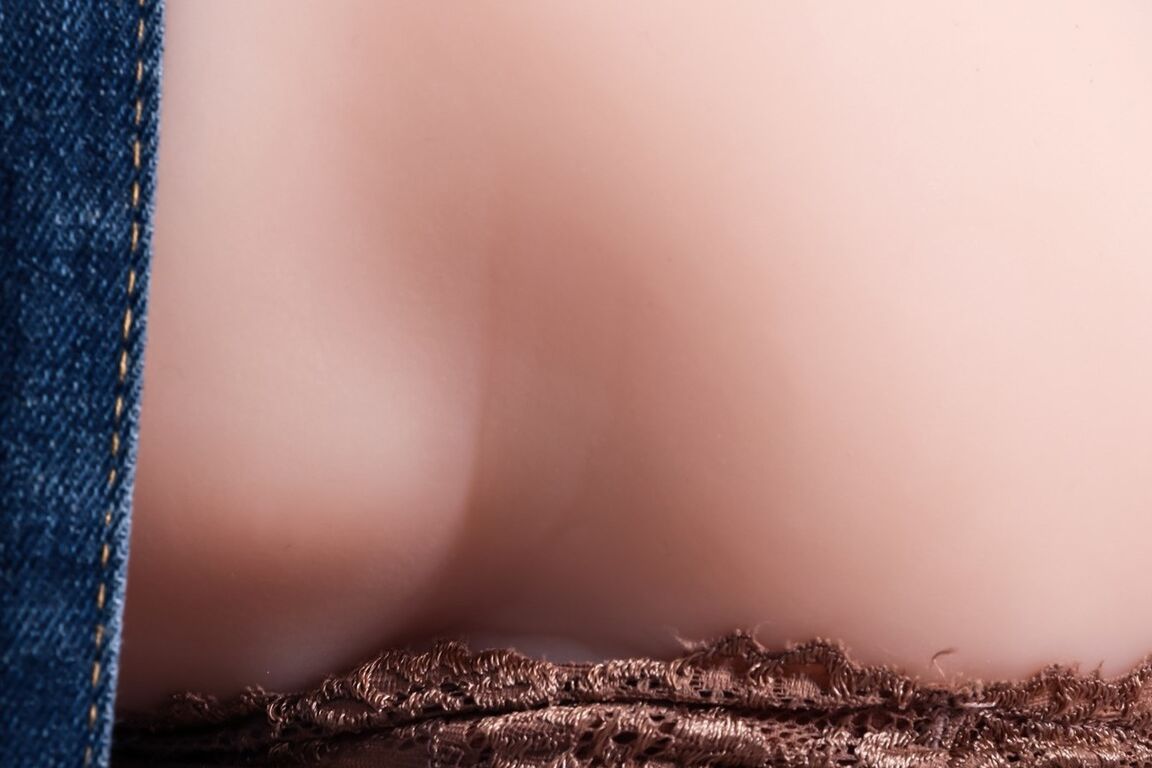 20P Torso de boneca sexual feminina posando com calcinha exótica e bunda nua para mostrar seus buracos