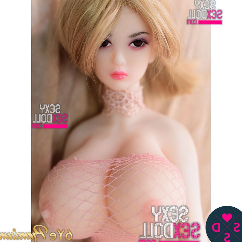 21P Mini poupée sexuelle Zoey montre ses énormes seins