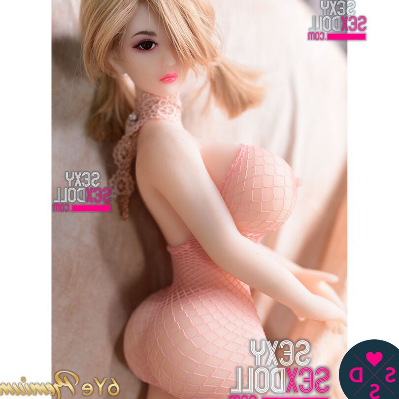 21P Mini poupée sexuelle Zoey montre ses énormes seins