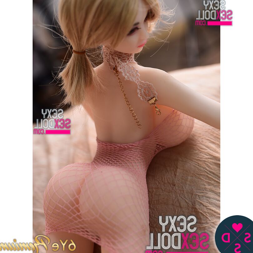 21P Mini poupée sexuelle Zoey montre ses énormes seins