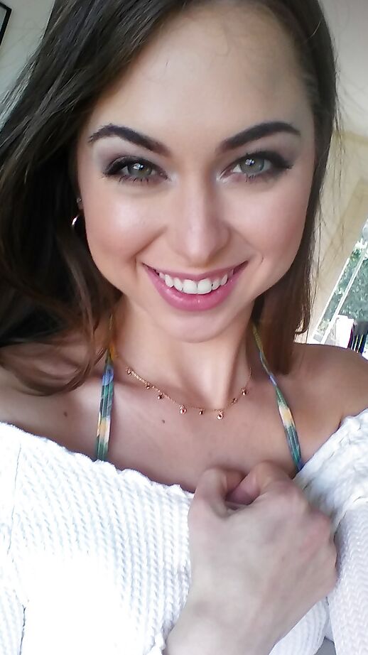 16P Petite chick Riley Reid tirando selfies nsfw de buceta raspada ao ar livre